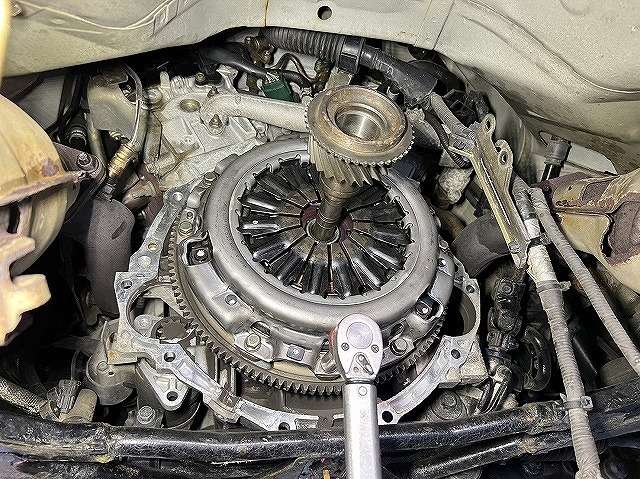 滋賀オートライフハノ 日産「フェアレディZ」(Z33)のクラッチ交換