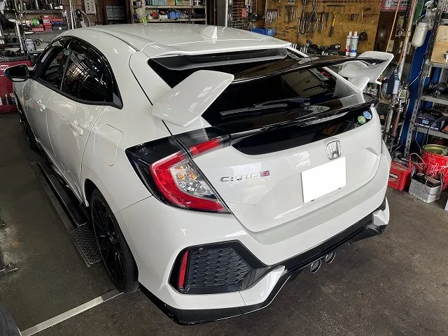 滋賀オートライフハノ　ホンダ「シビック」(FK7)の持ち込みリアウイングの塗装と取付