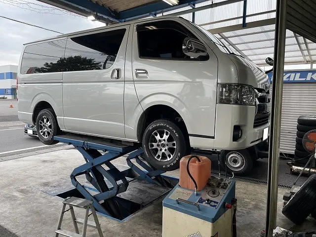 滋賀オートライフハノ　トヨタ「ハイエース4ＷＤ」(200系)のATF交換(圧送交換)とデフオイル交換（前後）