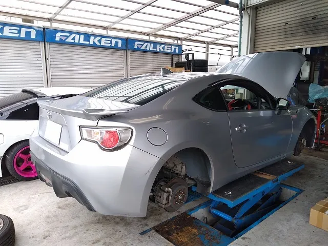 滋賀オートライフハノ　トヨタ「86」(ZN6)のハブベアリングとブレーキキャリパー＆ローター交換(4輪)