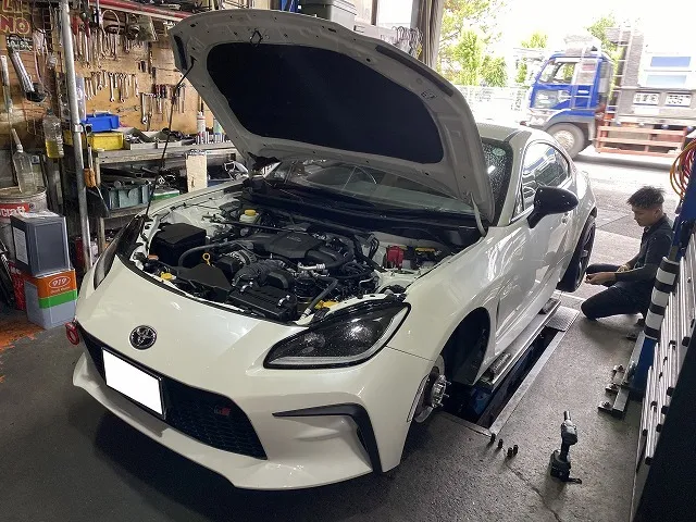 滋賀オートライフハノ　トヨタ「GR86」(ZN8)のブレーキパッド＆ブレーキホース交換とタイヤ交換（アドバン A052）