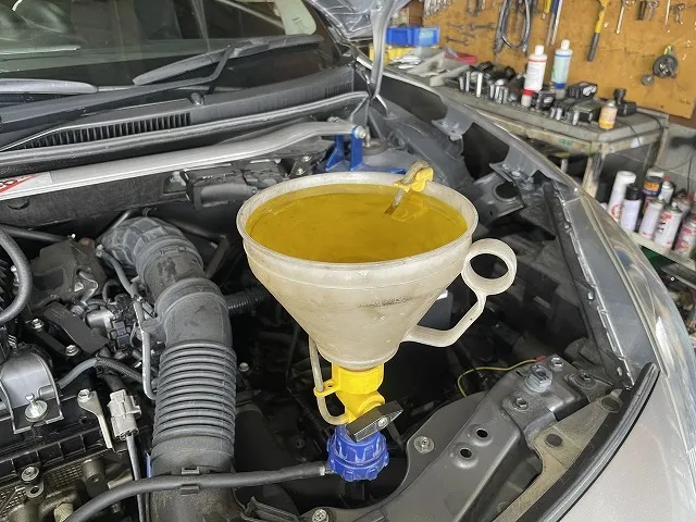 滋賀オートライフハノ　スズキ「スイフトスポーツ」(ZC33S)の持ち込みクーラント交換（RRP製）