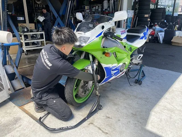 滋賀オートライフハノ　カワサキ「ZXR400」の持込ホイール交換＆ベアリング交換(前後)