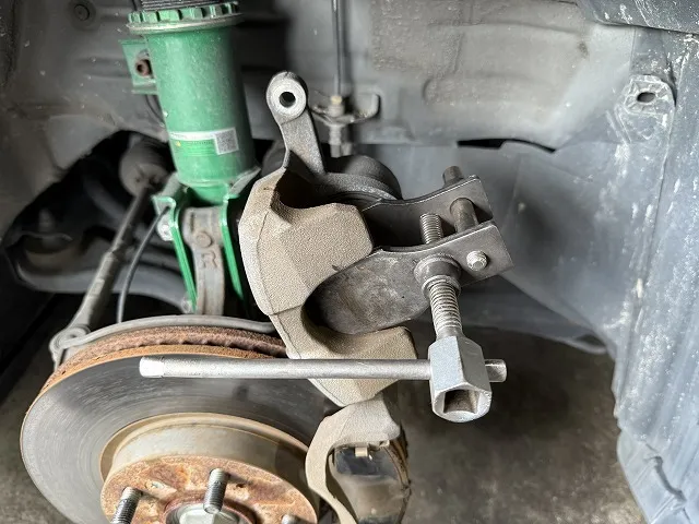 滋賀オートライフハノ　ホンダ「ステップワゴン」の前後ブレーキパッド交換