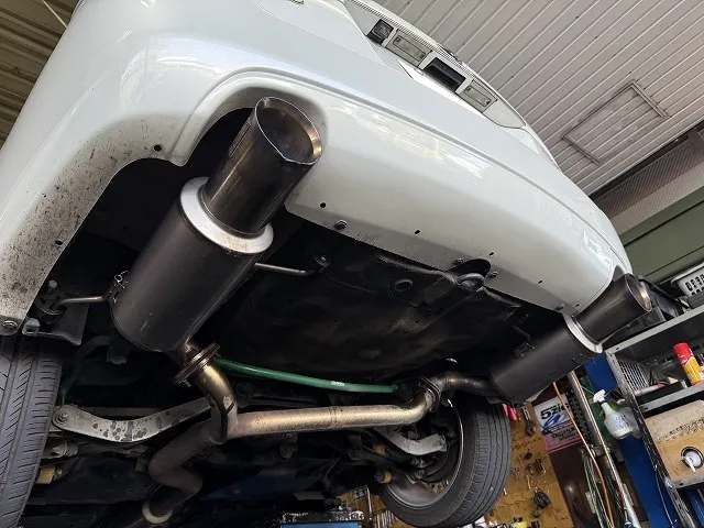 滋賀オートライフハノ　スバル「レガシィ 3.0Ｒ」(ＢＰＥ)の持込マフラー交換と溶接修理