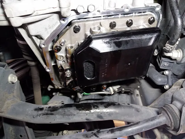 滋賀オートライフハノ 日産「オッティ」(H92W)のATF交換(圧送交換)とATフィルター交換 (オイルパン脱着)
