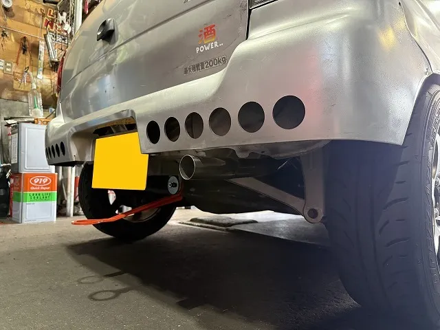滋賀オートライフハノ　スズキ「アルト」のバンパーカットに合わせたマフラーテール溶接加工