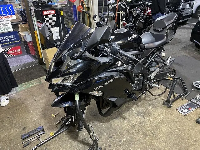 滋賀オートライフハノ　カワサキ「ZX-25R」の持込タイヤ交換(前後)＆チェーン交換