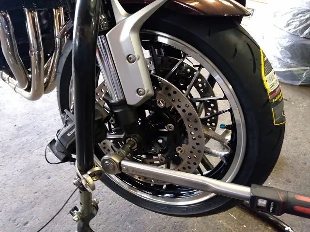 滋賀オートライフハノ カワサキ「Z900RS」の持込タイヤ交換(フロントのみ)