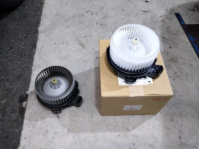 滋賀オートライフハノ トヨタ「エスティマ」(ACR50)のブロアファンモーター交換