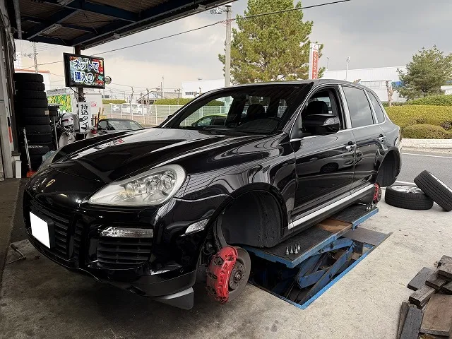 滋賀オートライフハノ 輸入車「ポルシェ カイエン」の持込オールシーズンタイヤ交換4本(18インチ)