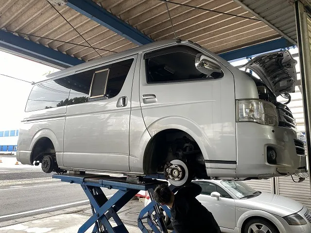 滋賀オートライフハノ トヨタ「ハイエース」(200系)の車検&整備とブレーキパッド交換
