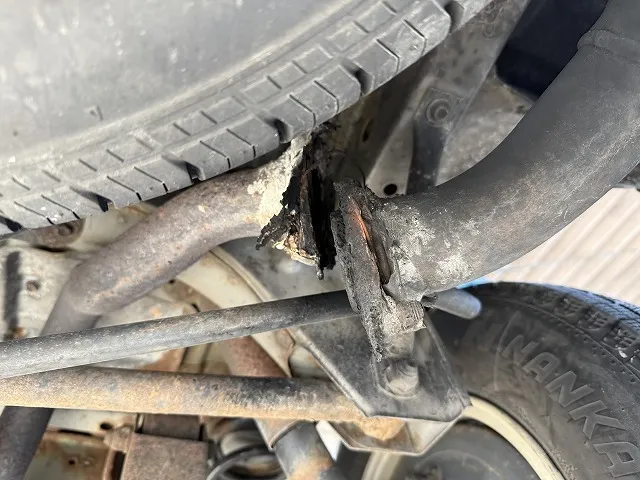 滋賀オートライフハノ 100系ハイエースのマフラー溶接修理