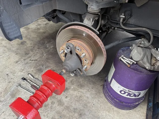 滋賀オートライフハノ トヨタ「ハイエース 2WD」(200系)のフロント左ハブベアリング交換