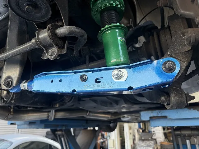 滋賀オートライフハノ　スバル「インプレッサ」(GRB)の持込リアロアアーム交換（クスコ製）