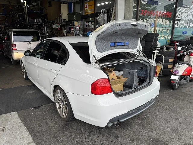 滋賀オートライフハノ　輸入車「BMW 320i」(E90)のバッテリー交換（リビルト品）