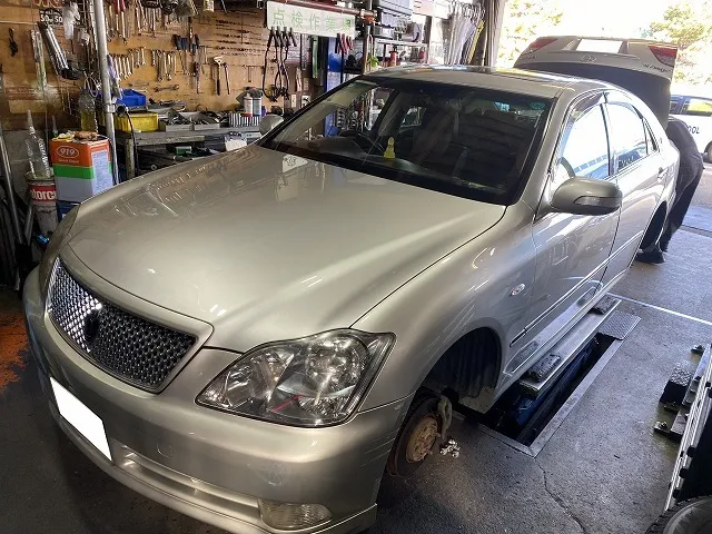 滋賀オートライフハノ　トヨタ「クラウン」の持込スタッドレスタイヤ交換4本（16インチ）