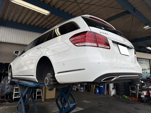 滋賀オートライフハノ　輸入車「ベンツ Eクラス E350」(W212)の持ち込みエアサス交換