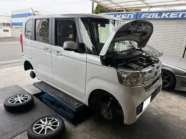 滋賀オートライフハノ ホンダ「N-BOX」(JF3)の持ち込みショック交換(カヤバ)