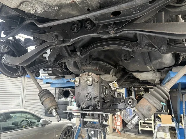 滋賀オートライフハノ　スバル「レガシィ」(BE5)のデフマウント交換