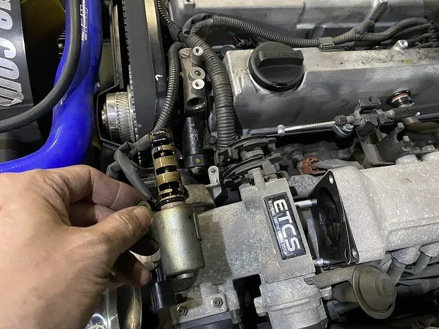 滋賀オートライフハノ　トヨタ「チェイサー ツアラーV」(JZX100)のアイドリング不調修理 OCV交換（オイルコントロールバルブ）