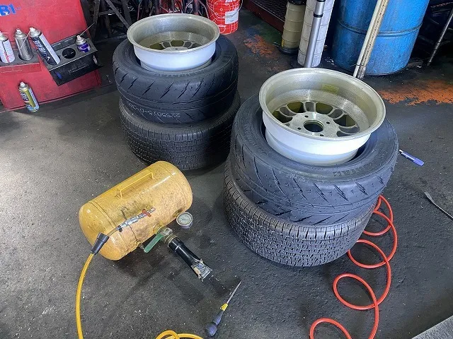 滋賀オートライフハノ　12Jの15インチに225/50R15の引っ張りタイヤの交換