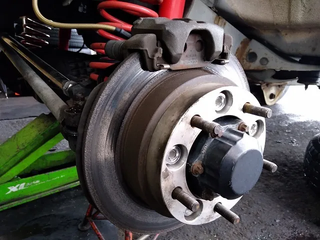 滋賀オートライフハノ　スズキ「ジムニー」(JB23W)のブレーキキャリパーオーバーホールとパッ交換（フロント）