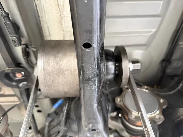 滋賀オートライフハノ 日産「スカイライン クロスオーバー」(NJ50)の持ち込みデフマウント交換 ※ホワイトライン製