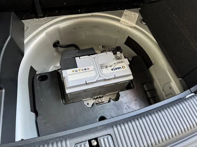 滋賀オートライフハノ　輸入車「アウディA1」(8XCAX)のバッテリー交換 ※VARTA製