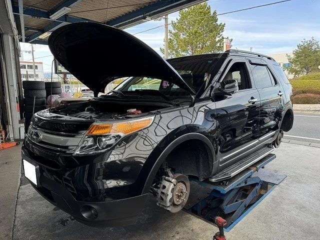 滋賀オートライフハノ　アメ車「フォード エクスプローラー」の車検＆整備とブレーキフルード交換