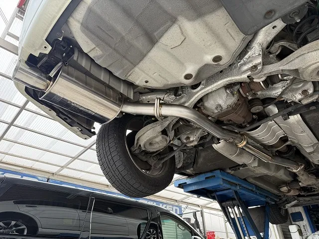 滋賀オートライフハノ　日産「スカイライン 350GT」(PV35)のマフラー交換 ※フジツボ レガリスR