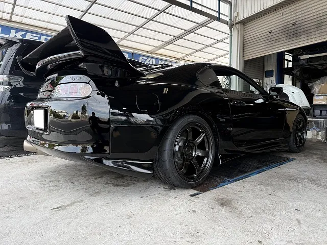 滋賀オートライフハノ　トヨタ「スープラ」(JZA80)にレイズ「TE37 SAGA S-plus」のリア10J-18、フロント9J-18のアルミセット装着