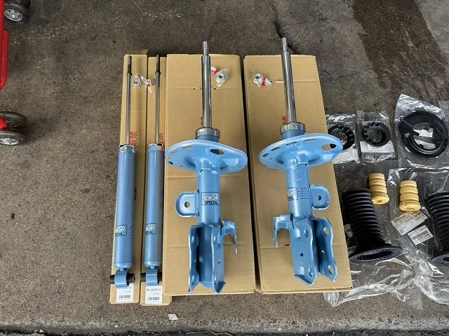 滋賀オートライフハノ トヨタ「30プリウス」(ZVW30)の持ち込みショック交換(カヤバ)