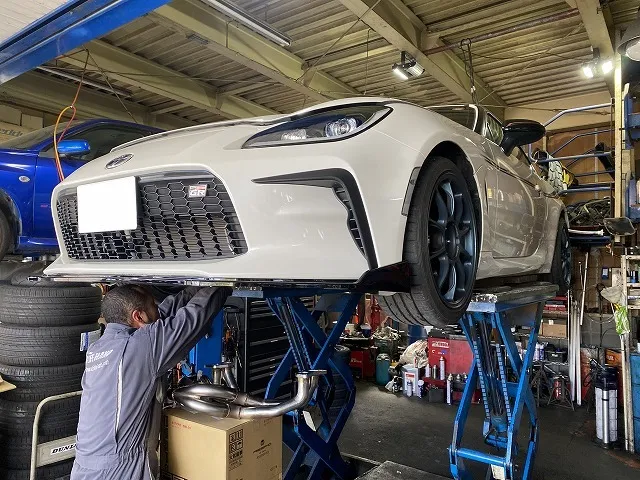 滋賀オートライフハノ トヨタ「GR86」(ZN8)の持込エキマニ交換&遮熱処理(HKS製)