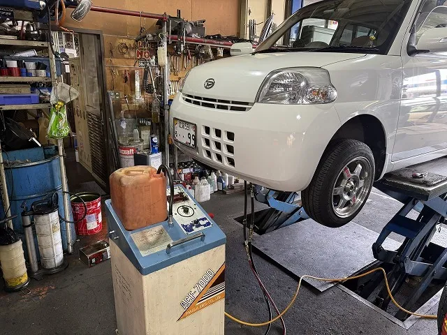 滋賀オートライフハノ ダイハツ「エッセ」(L235S)のATF交換とストレーナー交換&オイルパン洗浄