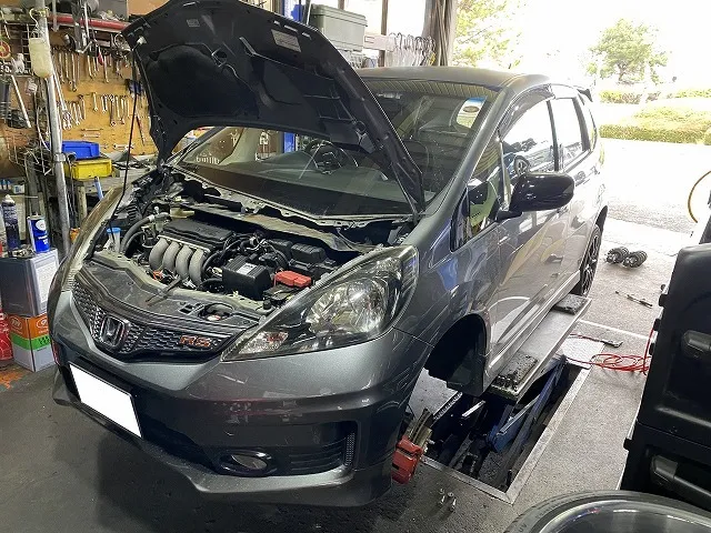 滋賀オートライフハノ ホンダ「フィットRS」(GE8)の持ち込みダウンサス交換(テイン製)