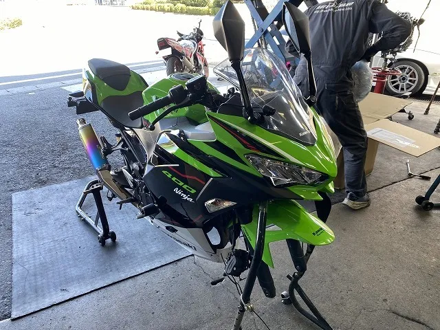 滋賀オートライフハノ　カワサキ「ニンジャ400」の持込タイヤ交換(前後)