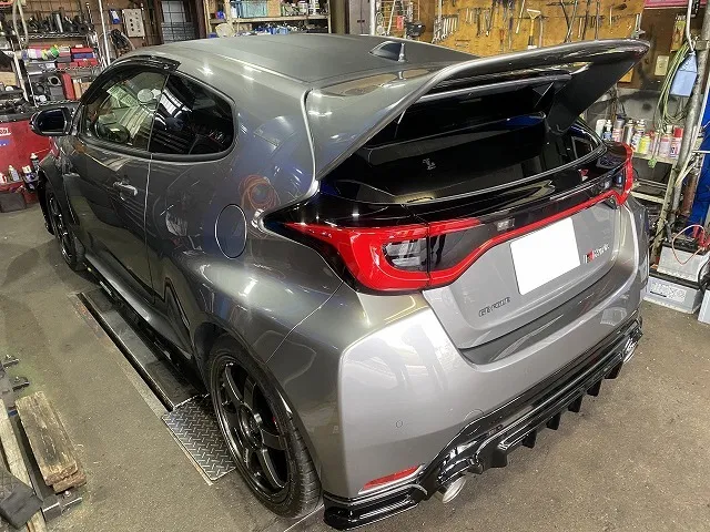 滋賀オートライフハノ　トヨタ「GRヤリス」の持ち込みリアウイング取付（リザルトジャパン製）