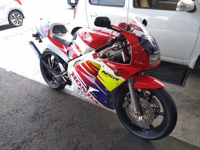 滋賀オートライフハノ　ホンダ「NSR250R」(MC28)のブレーキパッド交換(リア) ※プロアーム