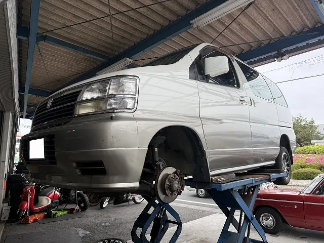 滋賀オートライフハノ　日産「エルグランド」(E50)のフロントロアアームブッシュ交換 ※足廻り異音修理