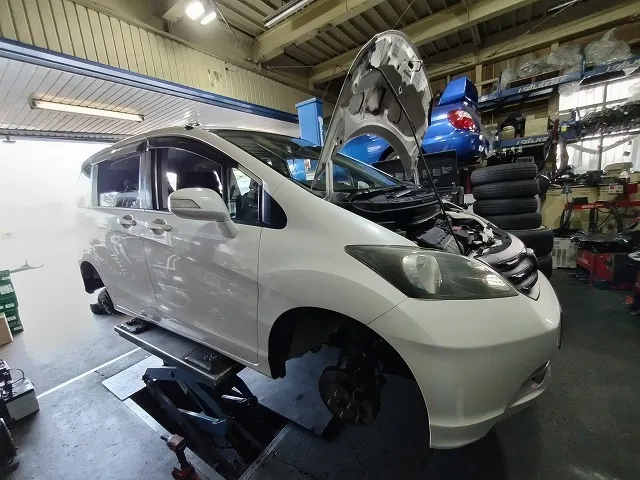 滋賀オートライフハノ　ホンダ「フリード」(GB3)の車検＆整備とマフラー溶接修理