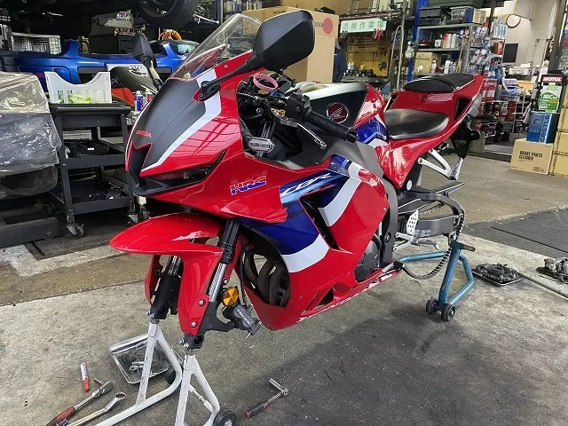 滋賀オートライフハノ　ホンダ「CBR600RR」(PC40)のタイヤ交換(ダンロップ Ｑ５Ａ)