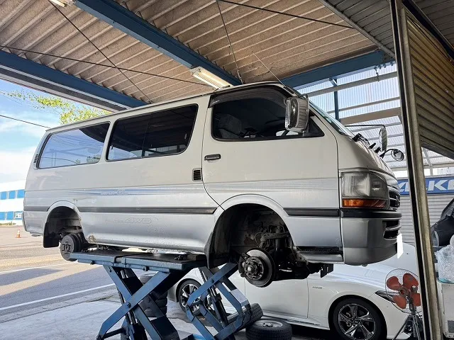 滋賀オートライフハノ　トヨタ「ハイエース」(100系)の車検＆整備とドライブシャフトブーツ交換