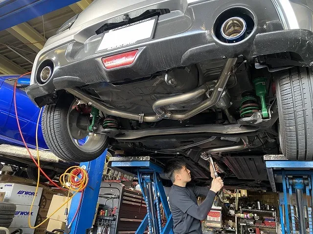 滋賀オートライフハノ　スズキ「スイフトスポーツ」(ZC33S)の持込マフラー交換（ＨＫＳ製）