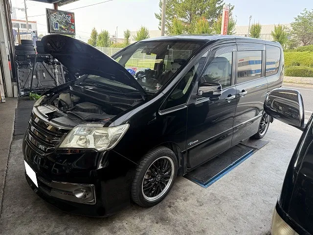 滋賀オートライフハノ 日産「セレナ」(C26)のエアコン修理 ※電動ファンモーター交換