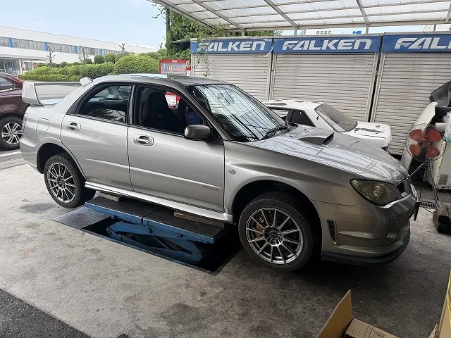 滋賀オートライフハノ　スバル「インプレッサ WRX STI」(GDB)のシフトリンケージブッシュ交換 ※シフトのガタ修理