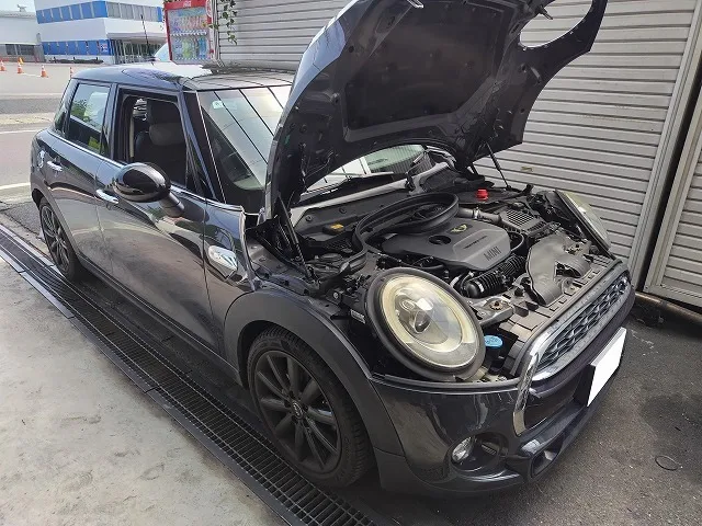 滋賀オートライフハノ　輸入車「MINI」(F55)のバッテリー交換 ※VARTA製
