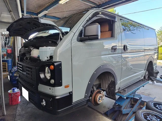 滋賀オートライフハノ　カスタムされた「ハイエース」(200系)の車検＆整備とオイル交換