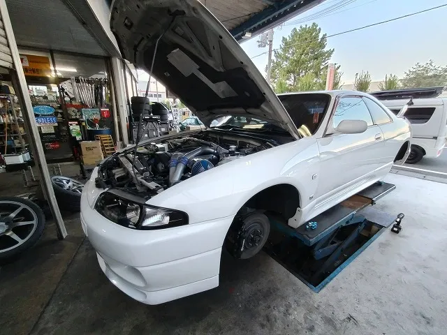 滋賀オートライフハノ　日産「スカイライン GT-R」(BCNR33)の車検＆整備とブレーキフルード交換