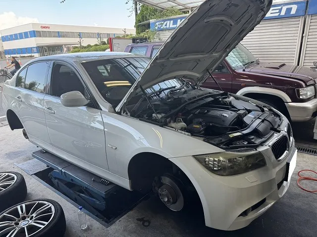滋賀オートライフハノ　輸入車「BMW 325i」(E90)の車検＆整備とブレーキフルード交換